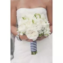 Свадебный букет из пионовидных роз, фрезии и хиперикума