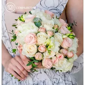 Свадебный букет из пионовидных роз, фрезии и пионов