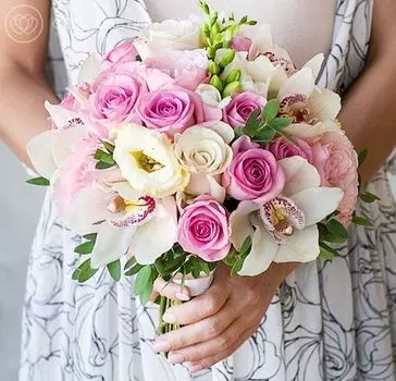 Свадебный букет из пионовидных роз, лизиантуса и орхидей