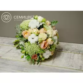 Свадебный букет из пионовидных роз, трахелиума и хлопка