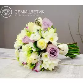 Свадебный букет из роз, фрезии и брунии