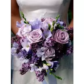 Свадебный букет из роз, фрезии и сирени