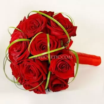 Свадебный букет из роз и берграсса