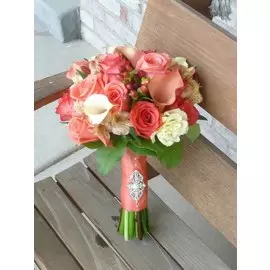 Свадебный букет из роз, калл и хиперикума