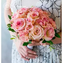 Свадебный букет из роз, лизиантуса и эвкалипта