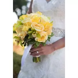 Свадебный букет из роз, орхидей цимбидиума и калл