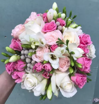 Свадебный букет из розовых роз, фрезии и брунии