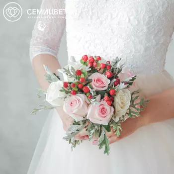 Свадебный букет из розовых роз и хиперикума