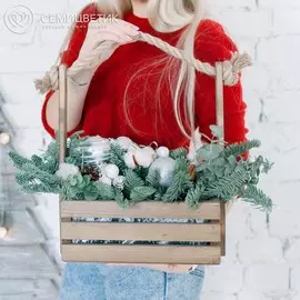 Ящик с ручкой из бечевки с елью, хлопком и украшениями