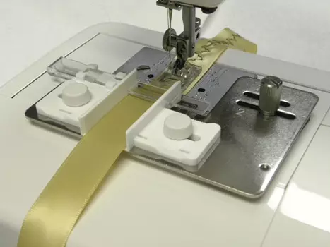 200444408 Приспособление для пришивания тесьмы