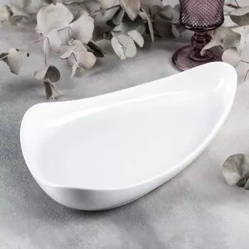 Блюдо фарфоровое треугольное, 31×18,5 см