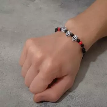 Браслет «Череп мини» красные бусины, цвет чёрно-белый, d=6 см