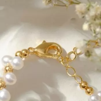 Браслет "Майорка" бусины через металлический шарик, цвет белый в золоте