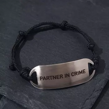 Браслет-мотиватор на чёрной нити PARTNER IN CRIME (нерж.сталь), H=17мм, L=46мм