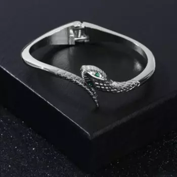 Браслет со стразами "Каркас" змейка, цвет изумрудный в серебре