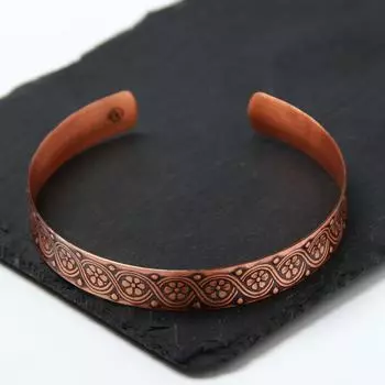 Браслет вогнутый медный "Цветы и зёрна" (благопожелание женщине) (H=10мм, D=60мм)