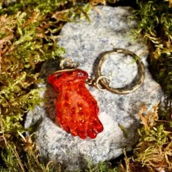 Брелок из латуни и янтаря "Фига" 2х4.5 см