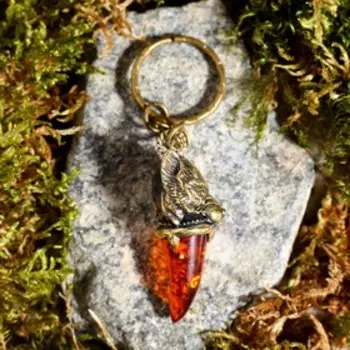 Брелок из латуни и янтаря "Клык волка" маленький 2х5 см