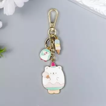 Брелок металл, эмаль с карабином "Белый мишка с мороженым и пингвином"