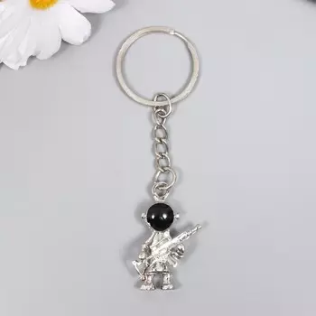 Металлический брелок для ключей на кольце «Космонавт с оружием», 2.53 см