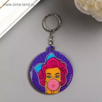 Брелок пластик "Девушка с жевательной резинкой" мягкий, круглый 5,4х5,4 см