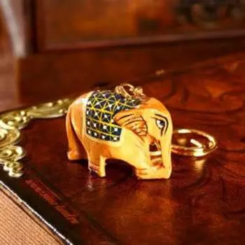 Брелок "Светлый слон" дерево 5х2,5х9 см МИКС