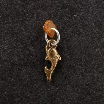 Брелок талисман "Дельфин", латунь, янтарь
