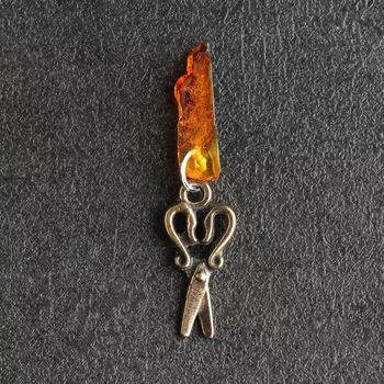 Брелок талисман "Ножницы", латунь, янтарь