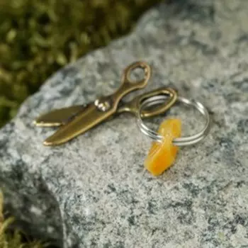 Брелок-талисман "Ножницы", натуральный янтарь