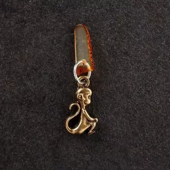 Брелок талисман "Обезьянка", латунь, янтарь