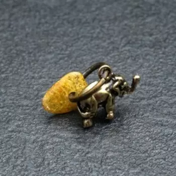 Брелок-талисман "Слон", натуральный янтарь