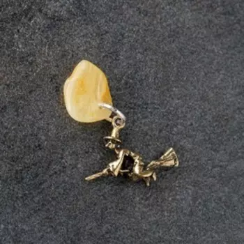 Брелок-талисман "Ведьма", натуральный янтарь