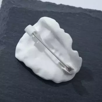 Брошь "Атлант" голова, цвет белый