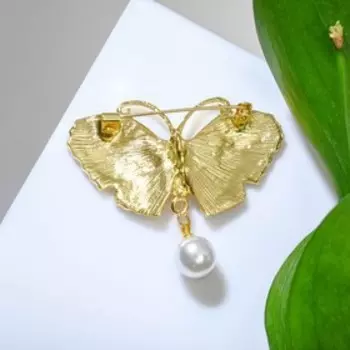 Брошь "Бабочка" парящая, с бусиной, цвет бело-красный в золоте
