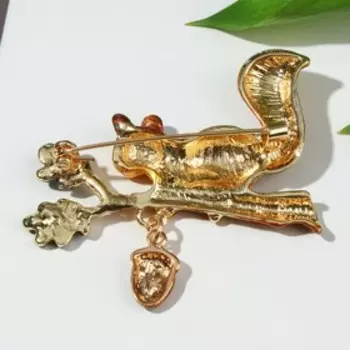 Брошь "Белка" на дубовой ветке, цвет коричневый в золоте