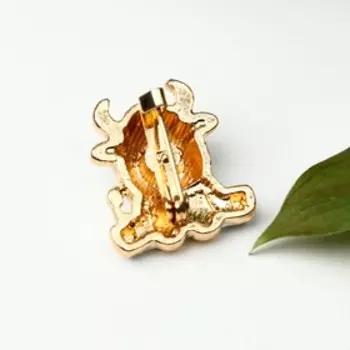 Брошь "Бычок", цвет белый в золоте