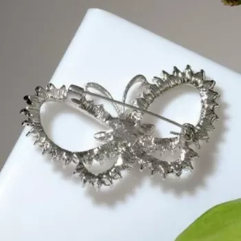 Брошь "Цветочная бабочка", цвет белый в серебре