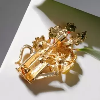 Брошь "Цветочная лейка", цветная в золоте