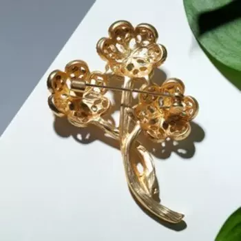Брошь "Цветочное трио", цветная в золоте