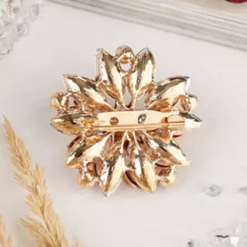 Брошь «Цветок» хризантемы, цвет красный в золоте