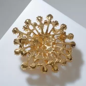 Брошь "Цветок" лучистый, цвет белый в золоте