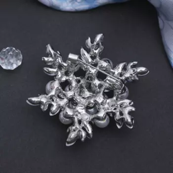 Брошь «Цветок» полярный, бело-синяя в серебре