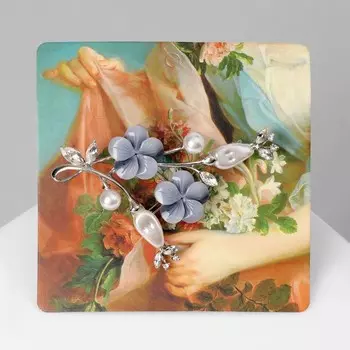 Брошь «Цветущая ветвь», бело-серая в серебре