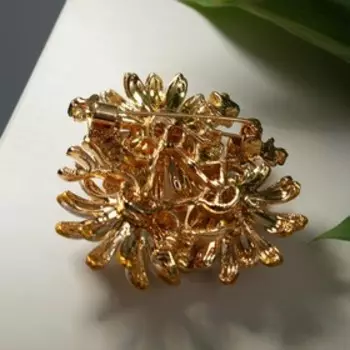 Брошь "Цветы" три ромашки, цветная в золоте