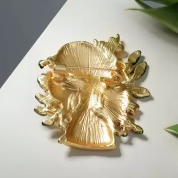 Брошь "Дама" в шляпке, портрет, цветная в матовом золоте