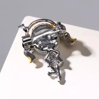 Брошь "Девочка" в наушниках, цветная в серебре