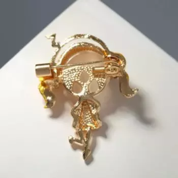 Брошь "Девочка" в наушниках, цветная в золоте