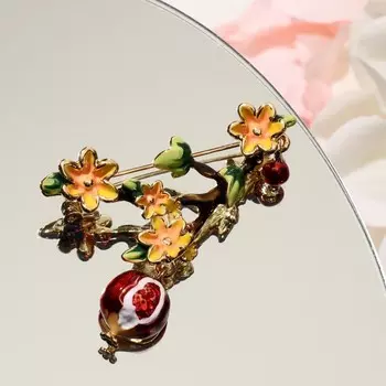 Брошь «Гранат» цветущий, цветная в золоте