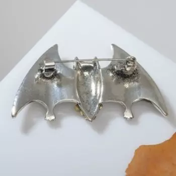 Брошь "Хэллоуин" летучая мышь, цвет чёрно-белый в серебре