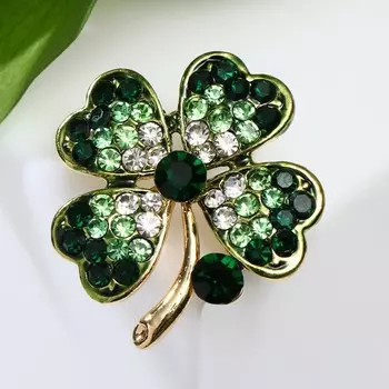 Брошь «Клевер» четырёхлистный со стразой, бело-зелёная в золоте